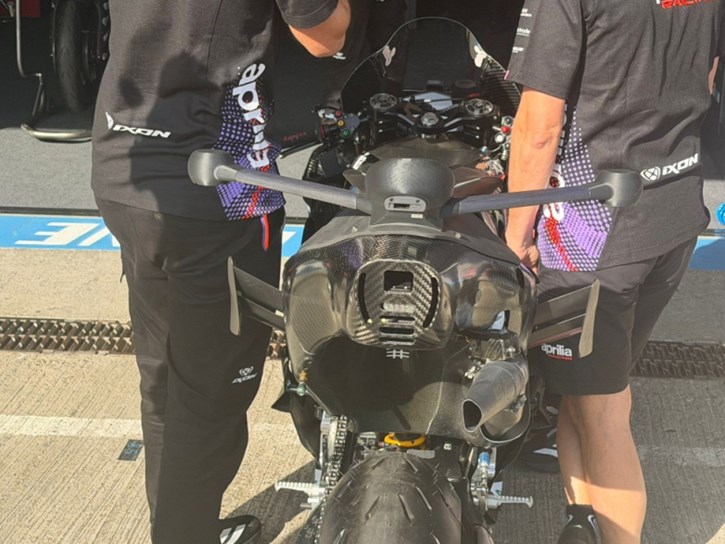 Σύστημα μέτρησης του αέρα πίσω από τον οδηγό για την Aprilia